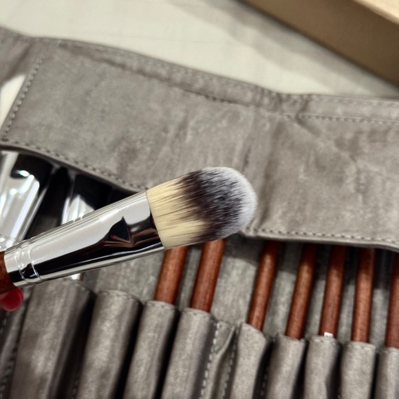 BVLGARI Limited Edition Gold Makeup Brushes Set with Makeup Pouch - Picture 11 of 11